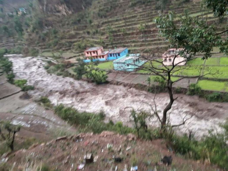थैलीसैण के बिमोर्थ गांव में बादल फटा, खण्ड मोटर मार्ग 5 मीटर तक जमींदोज।