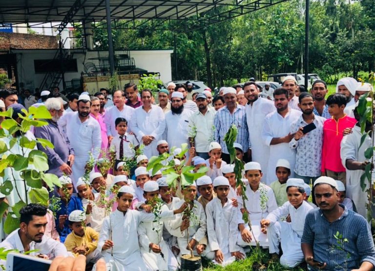 मंत्री का मुस्लिम धर्मगुरुओं और अल्पसंखयक समाज के लोगों एवं बच्चों के साथ हरेला।