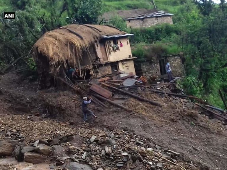 चमोली गढ़वाल  के सोल क्षेत्र में बादल फटने से गाढा घट नदी में भयंकर बढ़। कई दुकान, मकान व वाहन बहे।