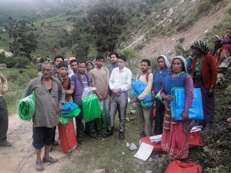 3800 रुपए , कुछ मुट्ठी राशन और एक प्लास्टिक के तिरपाल के लिए सरे बाजार लाइनों मे खड़ा पहाड़ का मानुष ।