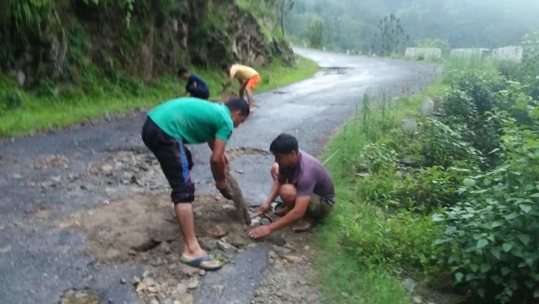 कोलड़ी गांव के युवाओं ने दिखाया प्रशासन को आइना। स्वयं भरे सड़कों के गड्ढे।