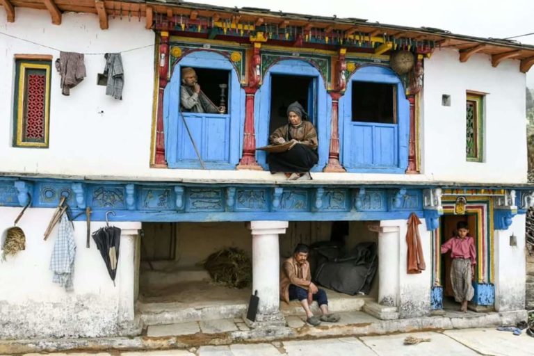 बरखा….अतीत के कीमती साल बयाँ करता नेगी जी का गीत! काश…आज भी बारिश का ऐसा ही उत्सव मनाते लोग!