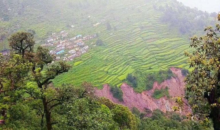 चिंताजनक!— भूस्खलन की जद में कुलिंग गाँव, ग्रामीणों में दहशत। भविष्य को लेकर ग्रामीणों के माथे पर घिरी चिंता की लकीरें।