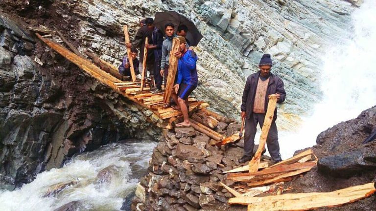 सैल्यूट! — रंग लाई हिमालय के अंतिम गांव वाण के मांझियों की मेहनत। लकड़ी का अस्थाई पुल आवाजाही को तैयार।