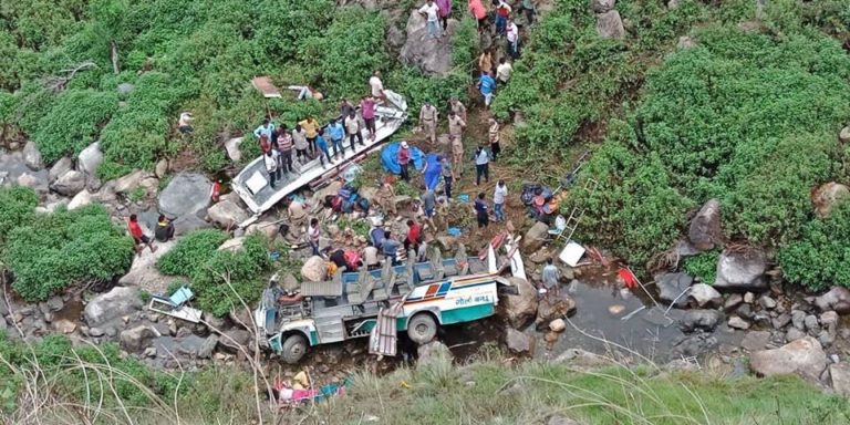 नैनीडांडा/धुमाकोट बस दुर्घटना में 48 लोगों के मारे जाने की खबर।