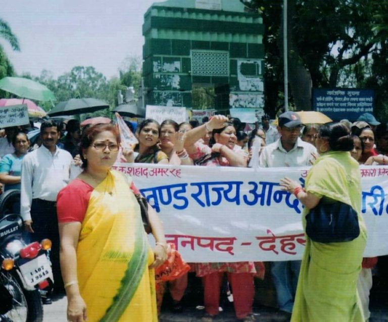 राज्य आंदोलन में कर्फ्यू के दौरान दूल्हा बने वर्तमान मुख्यमंत्री की पत्नी सुनीता रावत पर आखिर ऐसी अंगुली क्यों ? सुनीता के घर से सुलगी थी राज्य आंदोलन की चिंगारी।