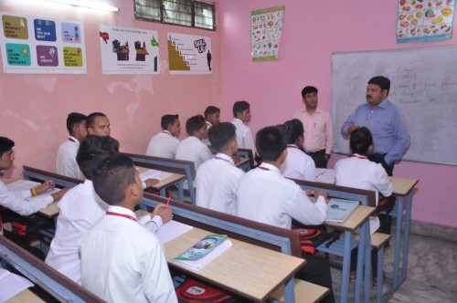 शिक्षक की भूमिका में नजर आये सूचना महानिदेशक दीपेन्द्र चौधरी! छात्रों को दी सरकार की रोजगार व स्वरोजगापरक योजनाओं की जानकारी!