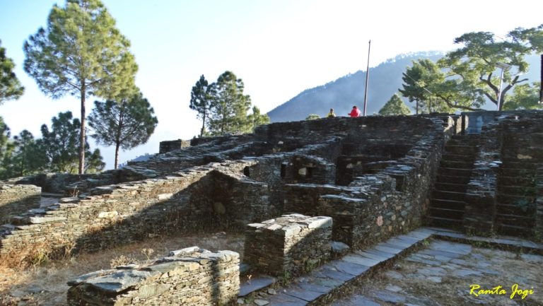 न सूर्यवंशी भानुप्रताप और न चन्द्रवंशी कनकपाल बल्कि अजयपाल हुए गढ़वाल के पहले राजा! सूर्यवंशी राजा भानुप्रताप ने चन्द्रवंशी राजा कनकपाल को दहेज़ स्वरुप सौंपी थी बदरीनाथ की गद्दी!