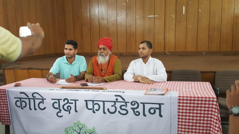 हिमालय में चल रहा कोटिवृक्ष अभियान।