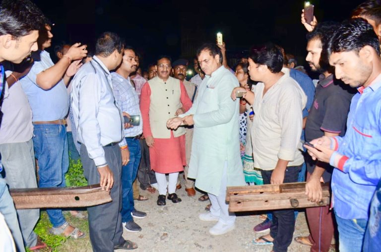 रेलवे द्वारा ग्रामीण क्षेत्र का रास्ता बंद कर देने से विधायक, सांसद का भ्रमण!