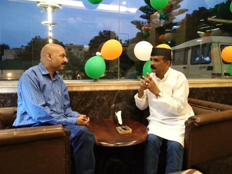 हारमोनियम व लोक की कल्पना को लोकसंस्कृति में ढालने वाले विलक्षण मैनेजमेंट गुरु हैं संगीतकार राजेन्द्र चौहान!