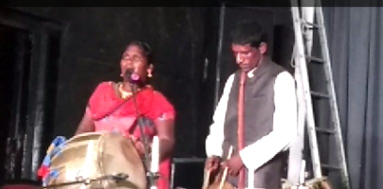 सुरकंडा की घाटियों में गूंजता उषा का वह ढोल! उषा देवी ने ढोल काँधे पर ही नहीं टांगा बल्कि देवताओं की जागरों से अपनी पौराणिक प्रथा को भी जीवन दिया!