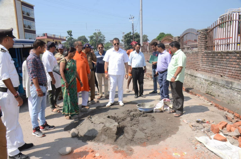 एक करोड़ 20 लाख की लागत हो रहा है यात्रा बस स्टैंड ऋषिकेश का कायाकल्प! विधान सभा अध्यक्ष ने किया निरिक्षण.!