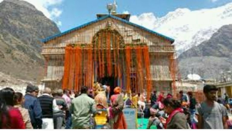 महाराज के निजी सचिव की मानवता पर गदगद हुए गुजराती बोले-सचमुच यह देवभूमि है।