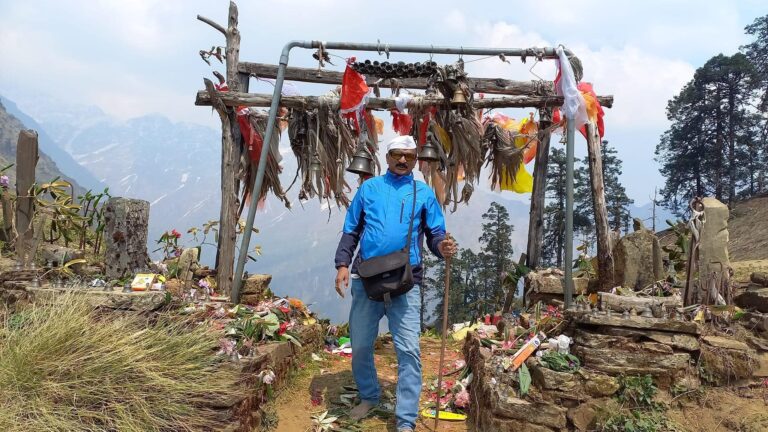 गोलज्यू देवता की जन्म स्थली धरतीधार कोट,जहाँ मन्नत पूरी होने पर चढ़ाए जाते हैं काठ के घोड़े।