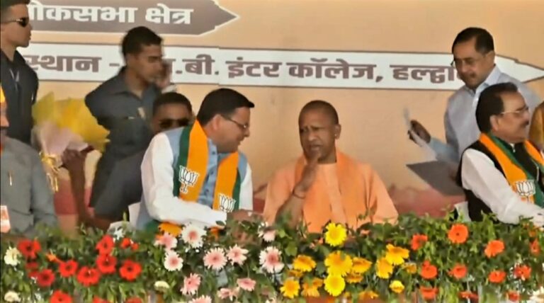 चुनावी सभा में योगी-धामी में दिखी गजब की बॉडिंग।