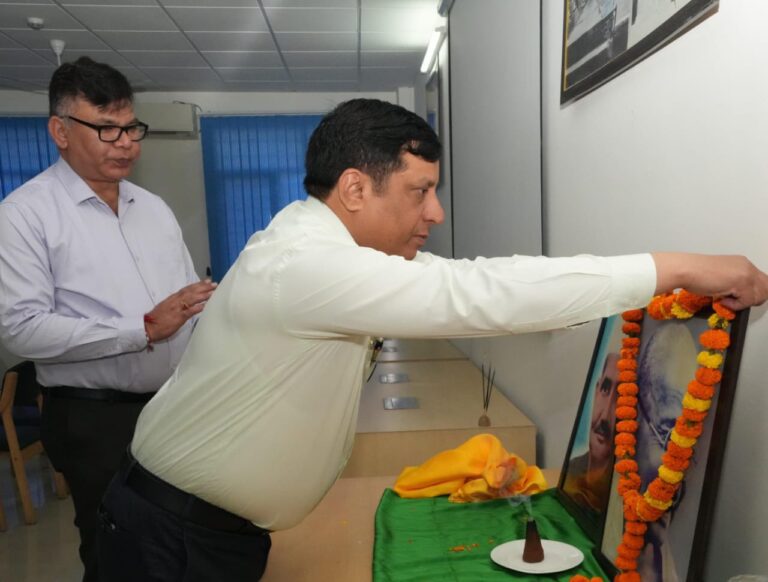 डीजी सूचना तिवारी ने महात्मा गाँधी व शास्त्री की जयंती पर अर्पित किये श्रद्धासुमन