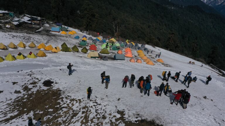 जश्न में डूबी हिमालयी चोटियाँ …! केदारकांठा, हर्षिल, दयारा में नए साल के स्वागत की रंगत